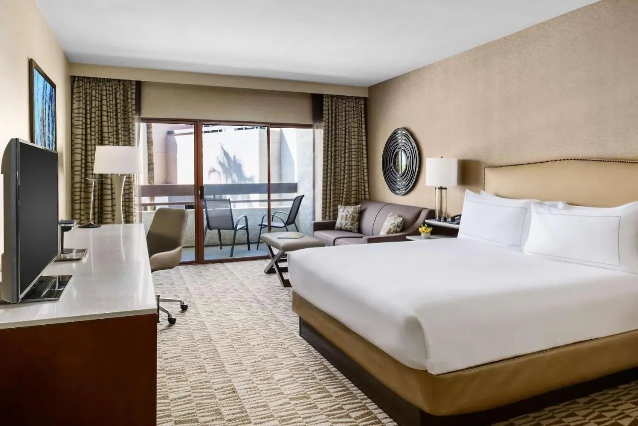 Hilton Phoenix Airport 3*,